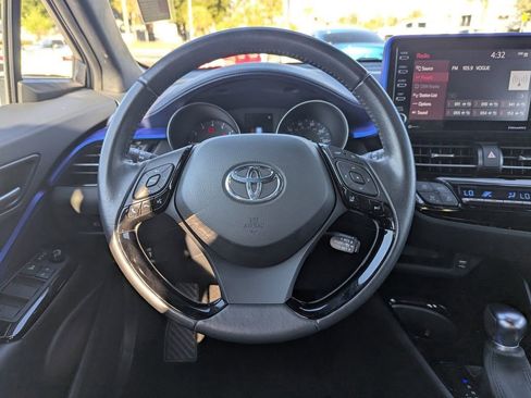 Used 2022 Toyota C-HR XLE image 11