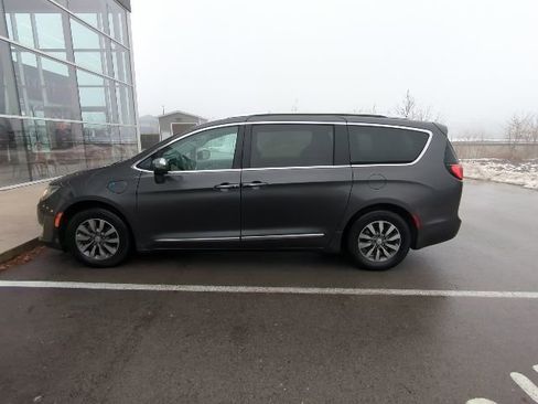 Used 2019 Chrysler Pacifica Limited w/ Advanced Safetytec Group image 2