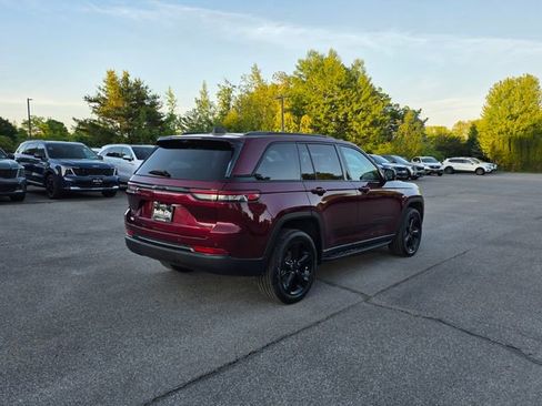 Used 2023 Jeep Grand Cherokee Limited w/ Luxury Tech Group II AWD/4WD image 8