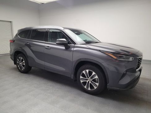 Used 2021 Toyota Highlander XLE AWD/4WD image 11
