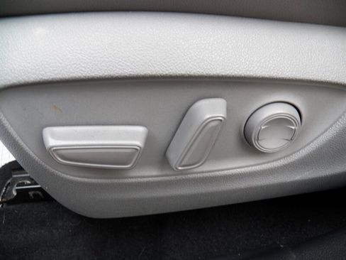 Used 2020 Toyota Highlander XLE AWD/4WD image 9