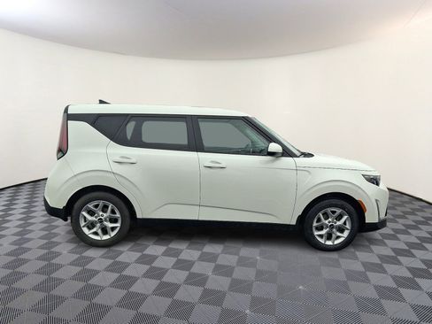 Used 2024 Kia Soul LX w/ Option Group 015 FWD image 7