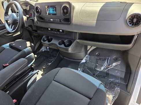 Used 2024 Mercedes-Benz Sprinter 2500 image 18