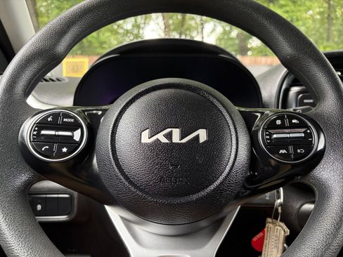 Used 2025 Kia Soul LX w/ LX Technology Package FWD image 25