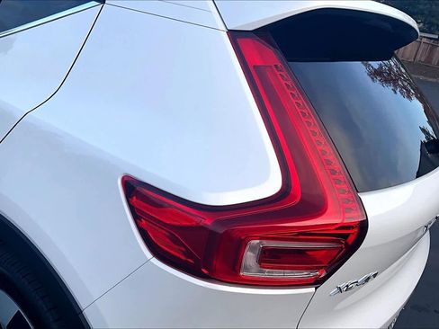 Used 2025 Volvo XC40 B5 Core w/ Protection Package Premier image 32