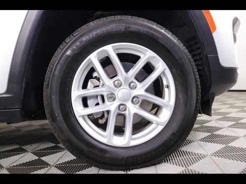 Used 2023 Jeep Grand Cherokee Laredo w/ Luxury Tech Group I image 23