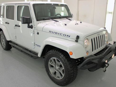 Used 2015 Jeep Wrangler Unlimited Rubicon w/ Connectivity Group AWD/4WD image 12