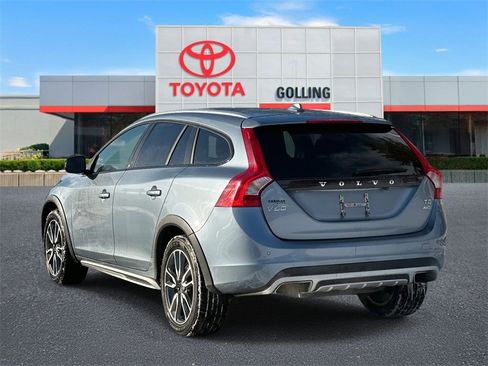 Used 2017 Volvo V60 T5 Cross Country w/ Convenience Package image 4