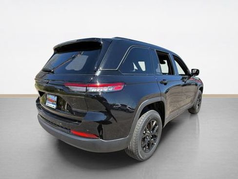 Used 2025 Jeep Grand Cherokee Altitude AWD/4WD image 3