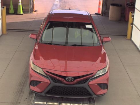 Used 2019 Toyota Camry SE FWD image 2