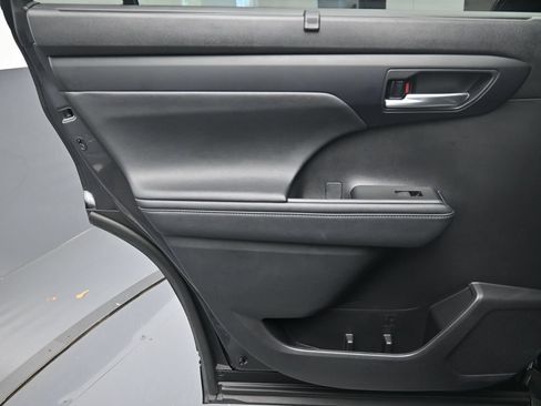 Used 2024 Toyota Highlander XLE FWD image 23