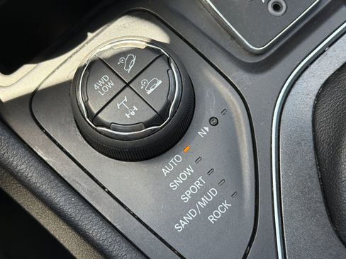 Used 2020 Jeep Cherokee Trailhawk w/ Cold Weather Group AWD/4WD image 30