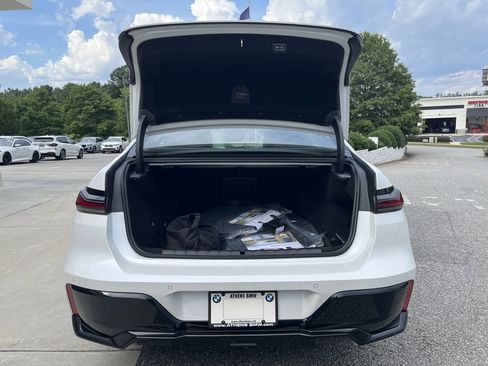 Used 2025 BMW i7 xDrive60 image 32