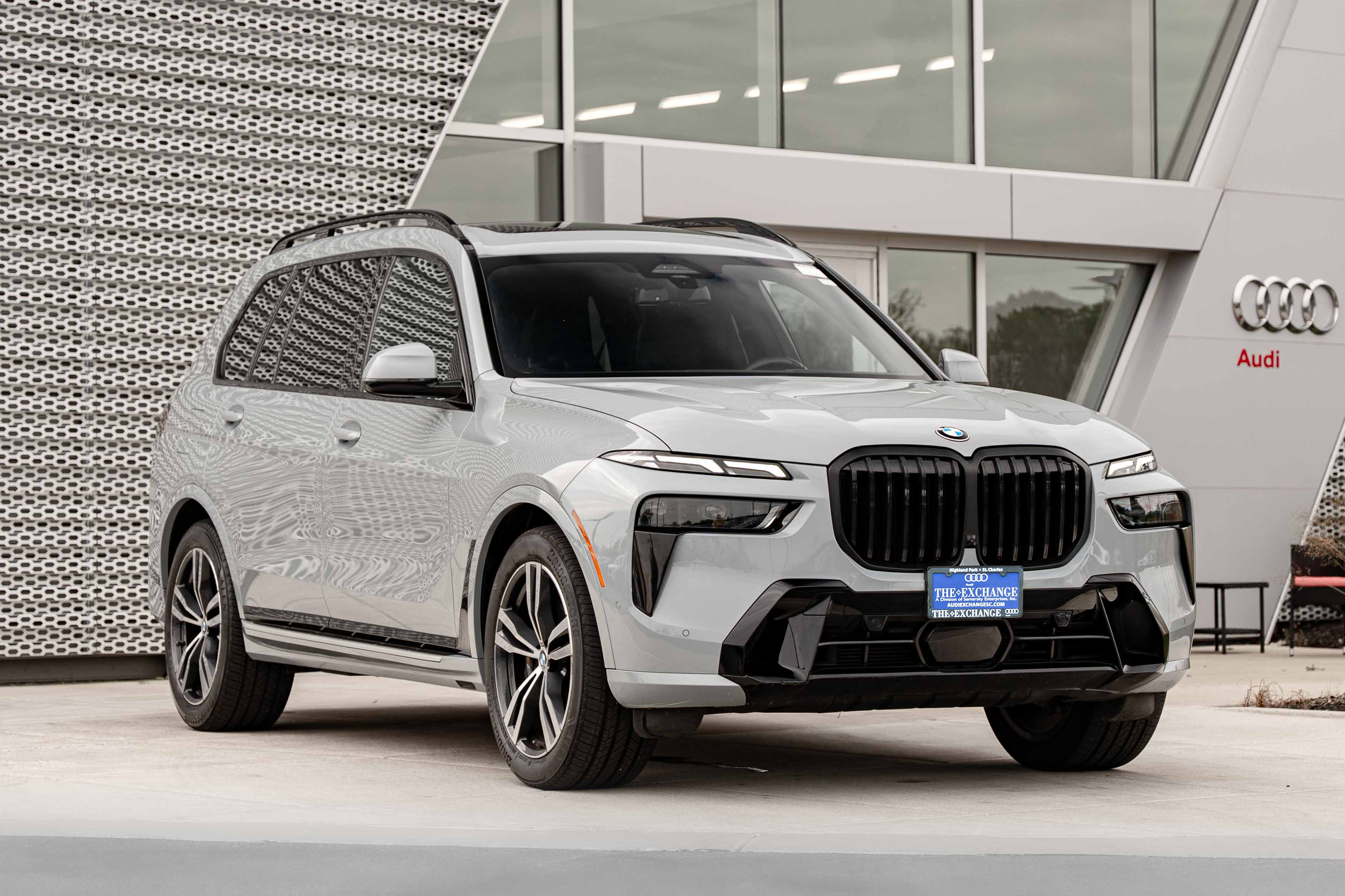 Used 2023 BMW X7 xDrive40i w/ M Sport Package AWD/4WD image 1