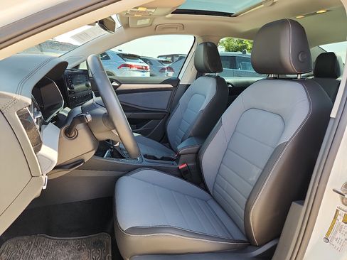 Certified 2025 Volkswagen Jetta SE w/ Sunroof Package FWD image 13