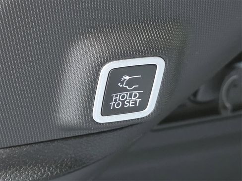 New 2025 Jeep Grand Cherokee Altitude image 12