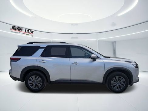 Used 2024 Nissan Pathfinder SV FWD image 2