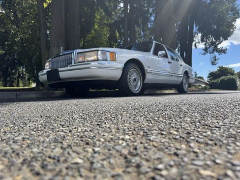 Used 1994 Lincoln Town Car Executive RWD image 8