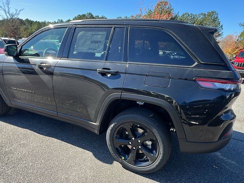 New 2025 Jeep Grand Cherokee Altitude image 10