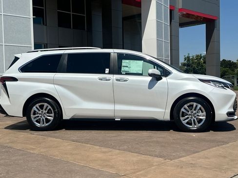 New 2026 Toyota Sienna Limited FWD image 3