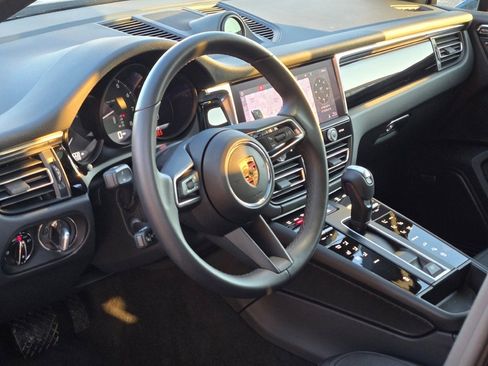 Used 2025 Porsche Macan image 4