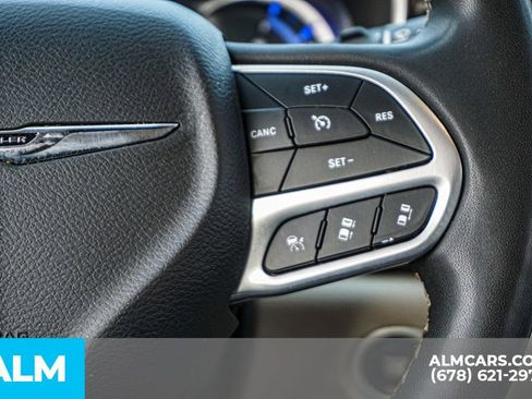 Used 2023 Chrysler Pacifica Limited image 32