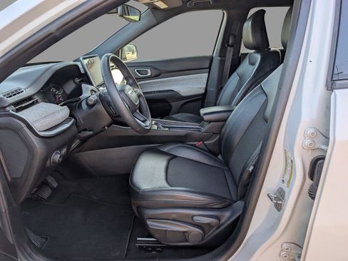 Used 2024 Jeep Compass Latitude AWD/4WD image 12