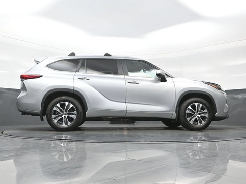 Used 2023 Toyota Highlander XLE AWD/4WD image 36