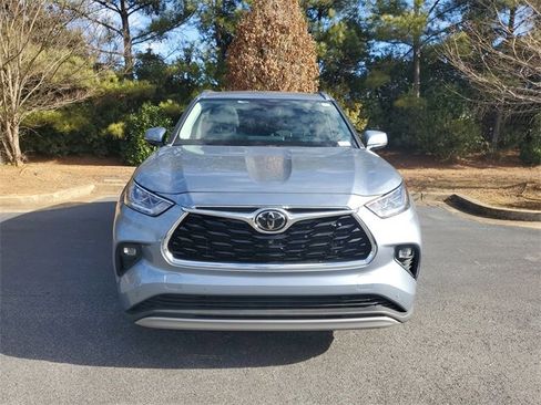 Used 2022 Toyota Highlander Platinum image 2