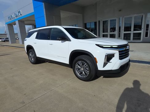 Used 2025 Chevrolet Traverse LT w/ Driver Confidence Package image 2