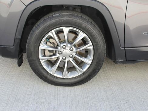 Used 2021 Jeep Cherokee Latitude Plus image 39