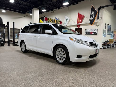 Used 2015 Toyota Sienna LE AWD/4WD image 3