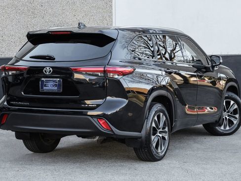 Used 2021 Toyota Highlander XLE image 12
