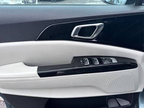 Used 2024 Kia Carnival EX image 9