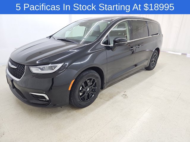 Used 2023 Chrysler Pacifica Touring-L FWD image 1