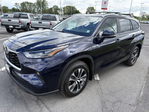 Certified 2025 Toyota Highlander XLE AWD/4WD image 2