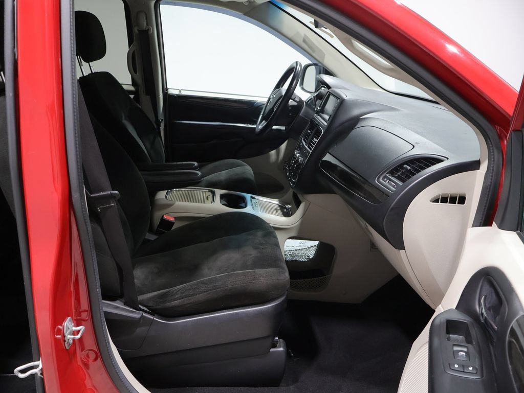 Used 2015 Dodge Grand Caravan SXT w/ Rear Park Assist Package FWD image 12