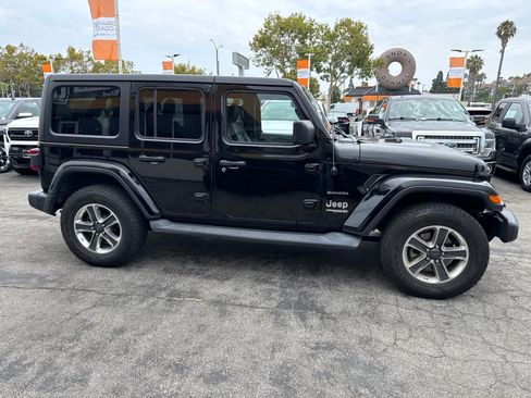Used 2018 Jeep Wrangler Unlimited Sahara AWD/4WD image 11