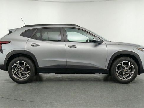Used 2025 Chevrolet Trax LT w/ LT Convenience Package FWD image 11