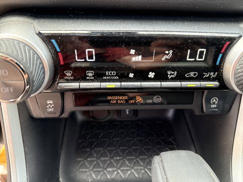 Used 2022 Toyota RAV4 XLE image 21