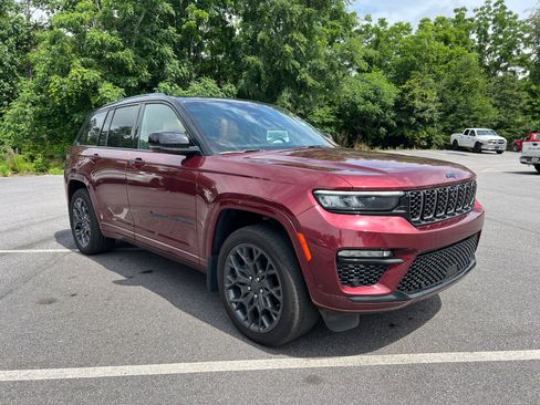 Used 2024 Jeep Grand Cherokee Summit AWD/4WD image 3