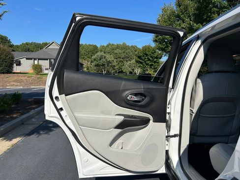 Used 2021 Jeep Cherokee Latitude Plus FWD image 50