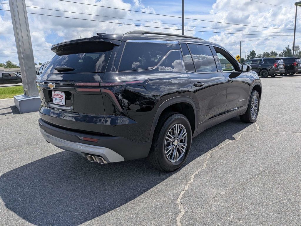 Used 2026 Chevrolet Traverse LT FWD image 6