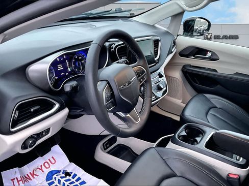Used 2024 Chrysler Pacifica Touring-L image 2