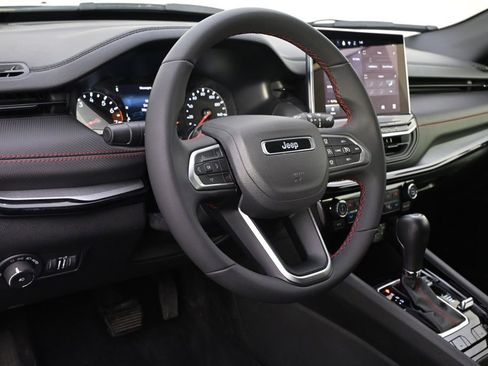 Used 2025 Jeep Compass Trailhawk AWD/4WD image 11