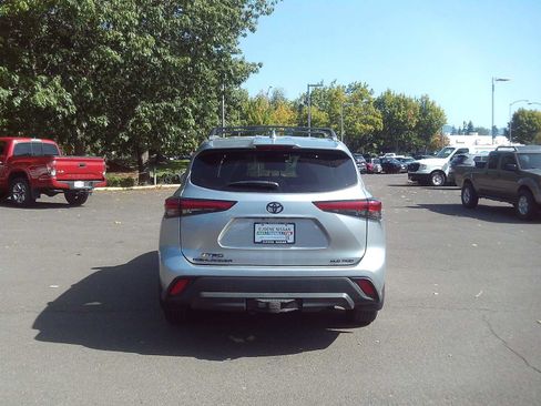 Used 2022 Toyota Highlander XLE AWD/4WD image 4