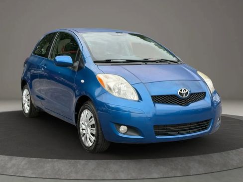 Used 2010 Toyota Yaris 2-Door Hatchback image 3