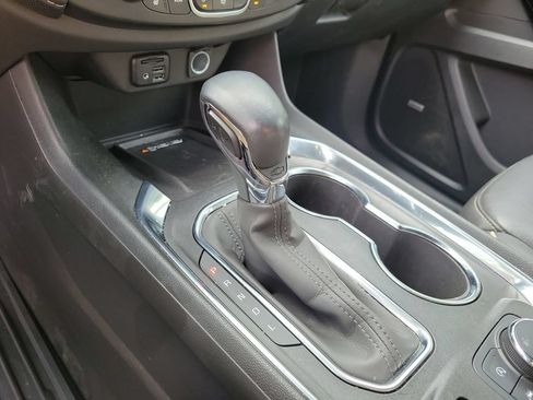 Used 2023 Chevrolet Traverse Premier FWD image 36