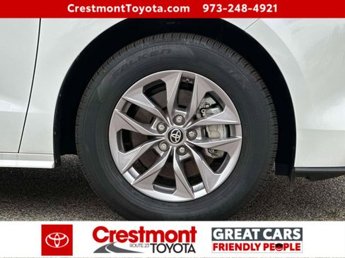 Used 2025 Toyota Sienna LE image 6