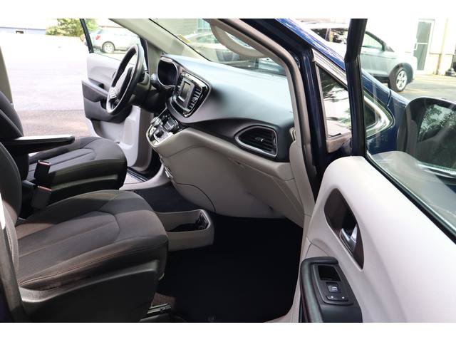 Used 2017 Chrysler Pacifica Touring FWD image 22